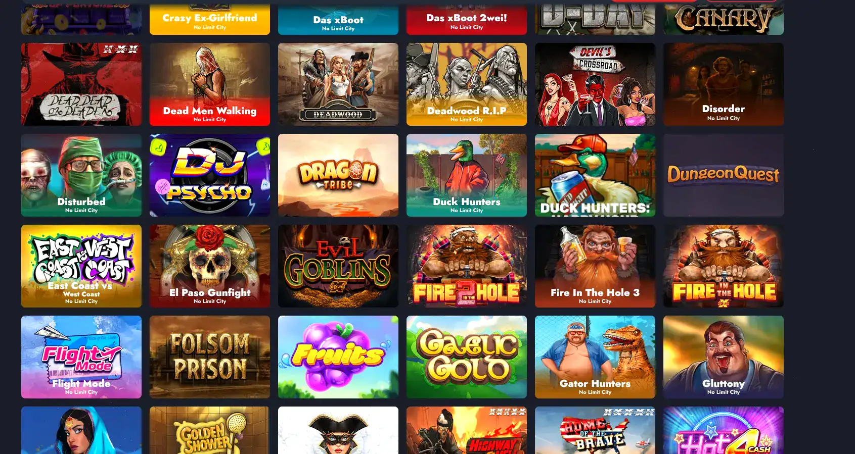 Рука держит смартфон с открытым сайтом казино